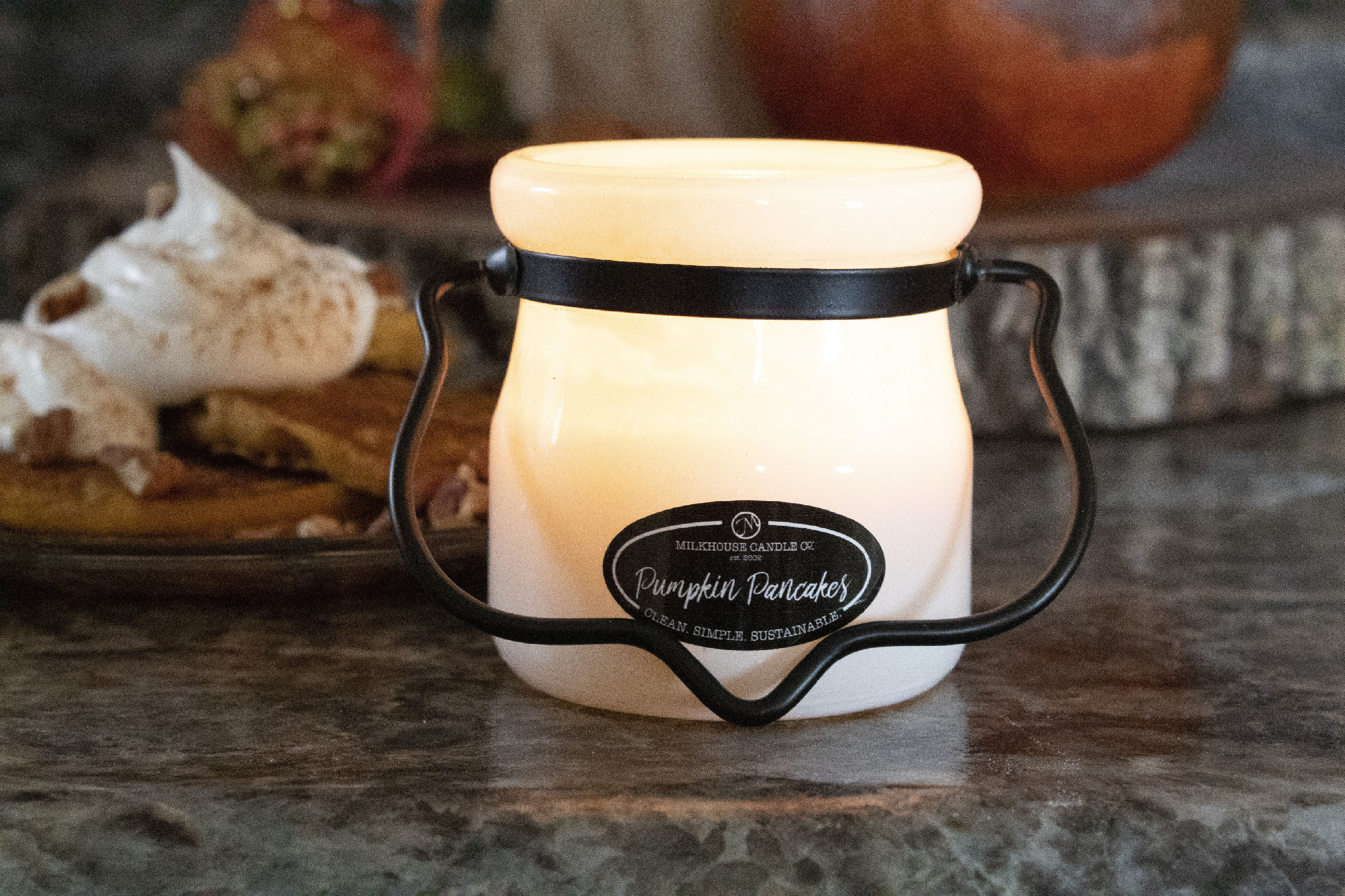 MILKHOUSE CANDLE Τηγανίτες κολοκύθας αρωματικό κερί ΚΡΕΜΑ ΒΑΖΟ (142 γρ.)